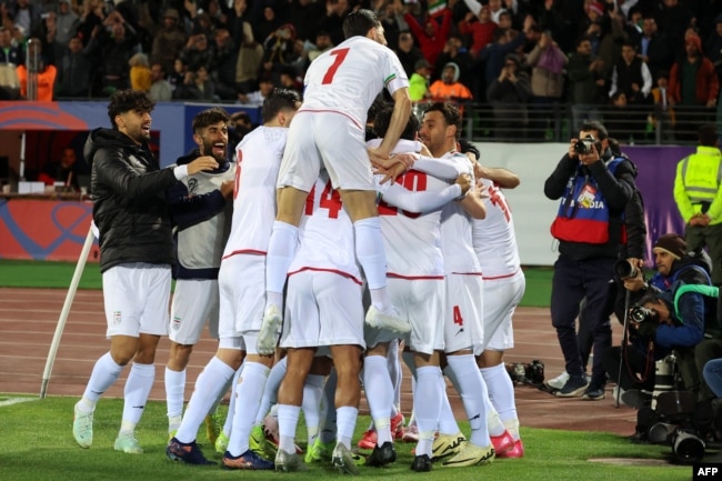 DÇ-2026-nın seçmə mərhələsi: İran futbolçuları Özbəkistanla oyunda qol sevincini bölüşürlər.