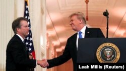 Президент Дональд Трамп жана Жогорку соттун  судьялыгына көргөзүлгөн Бретт Кавано.  9-июль,  2018-жыл. 