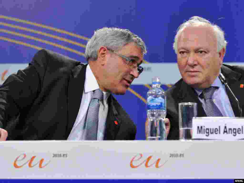 Bosnia-Herzegovina - Spanish Foreign Minister Jose Miguel Moratinos (r) and Bosnian Foreign Minister Sven Alkalaj (l) at press conference after an EU-Balkans meeting in Sarajevo on June 2, 2010. - Ministri spoljnih poslova BiH i Španije, Sven Alkalaj i Miguel Angel Moratinos na pres konferenciji poslije skupa. Foto: Midhat Poturović