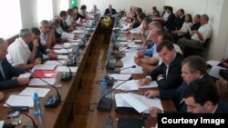 В повестке дня заседания сессии парламента Абхазии было более 15-ти вопросов: самым острым было обсуждение проекта закона "О телевидении и радиовещании"