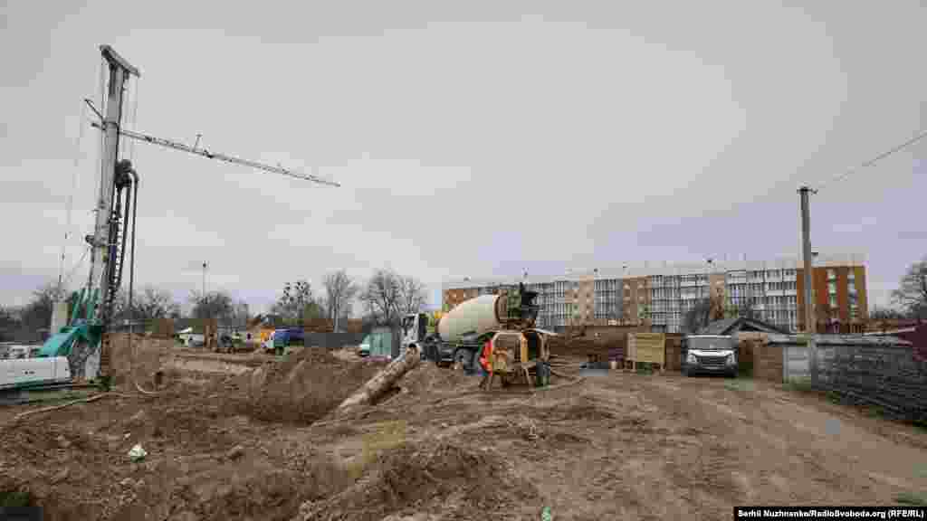 Зруйновані будинки в Бородянці, квітень 2022 року / Хоч і повільно – Бородянка відновлюється, квітень 2025 року на фото праворуч 