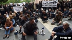 Armenia - Former and current workers of Nairit chemical plant hold a sit-in in Yerevan, 14May2015.