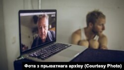 Сузаснавальнік Беларускага свабоднага тэатру, адзін з кіраўнікоў Беларускага фонду культурнай салідарнасьці, грамадзка-палітычны дзяяч Мікалай Халезін праводзіць рэпрэтыцыю онлайн.