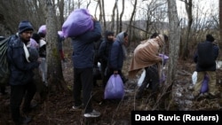 Migranti i izbjeglice na putu ka kampu "Lipa" kod Bihaća nakon što su morali napustiti autobuse koji su ih trebali prebaciti u drugi kamp