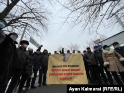 "Желтоқсан ақиқаты" қоғамдық бірлестігінің мүшелері Алматыдағы Ресей консулдығы алдына Қазақстан жері туралы айтқан дума депутаттарының кешірім сұрауын талап етіп тұр. 26 желтоқсан 2020 жыл.