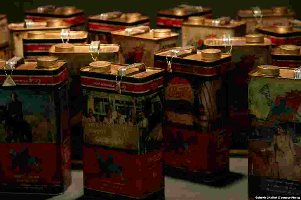 سپیده مهرگان در یک چیدمان، پیت های نفت را با عکس همراه کرده بود. 