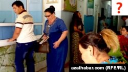 Türkmenistanyň döwlet edaralarynyň birinde nobata duran ýaşaýjylar.