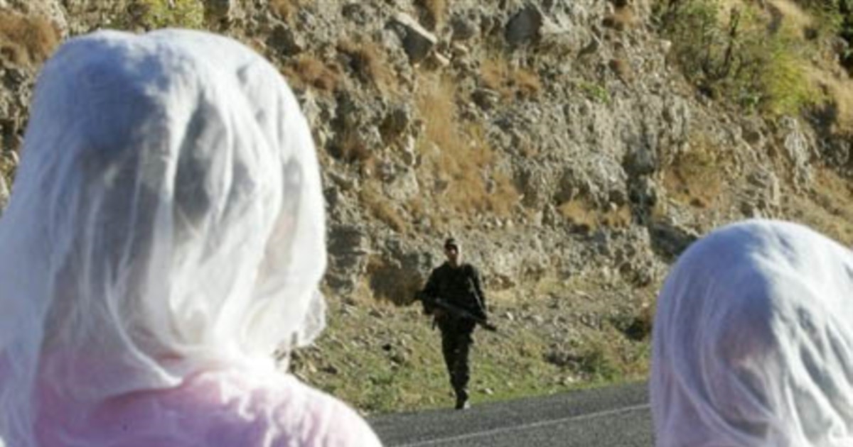 Тоқу схемасы және нұсқаулары бар бал үлгісі бар кардиган