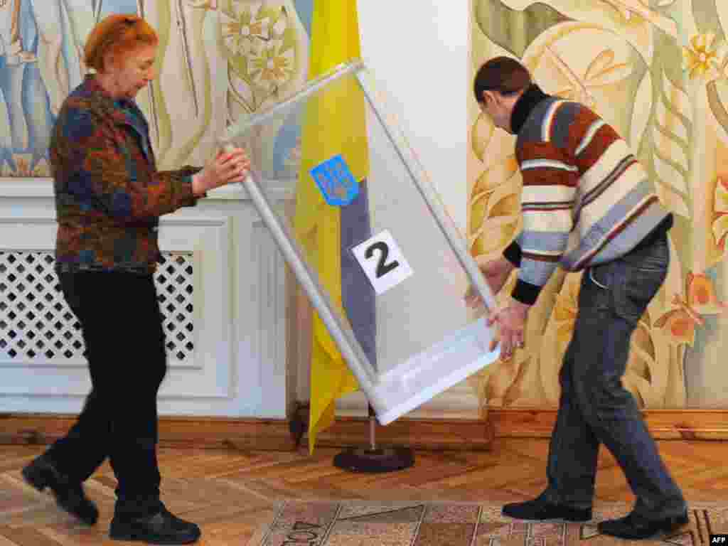 Članovi izborne komisije pripremaju glasačka mesta