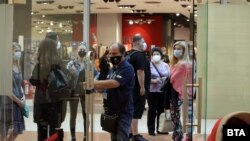 Снимката на хора с маски в софийски мол е от юни месец 2021 г. и е илюстративна. 