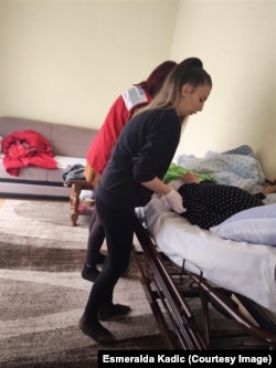 Esmeralda Kadić sa kolegicom pomaže starijoj korisnici u Goraždu
