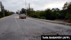Әзербайжанның Тартар қаласы маңындағы жолда жатқан жарылмаған снаряд. 28 қыркүйек 2020 жыл.
