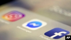 Ikonat e aplikacioneve Facebook dhe Instagram në një telefon mobil.