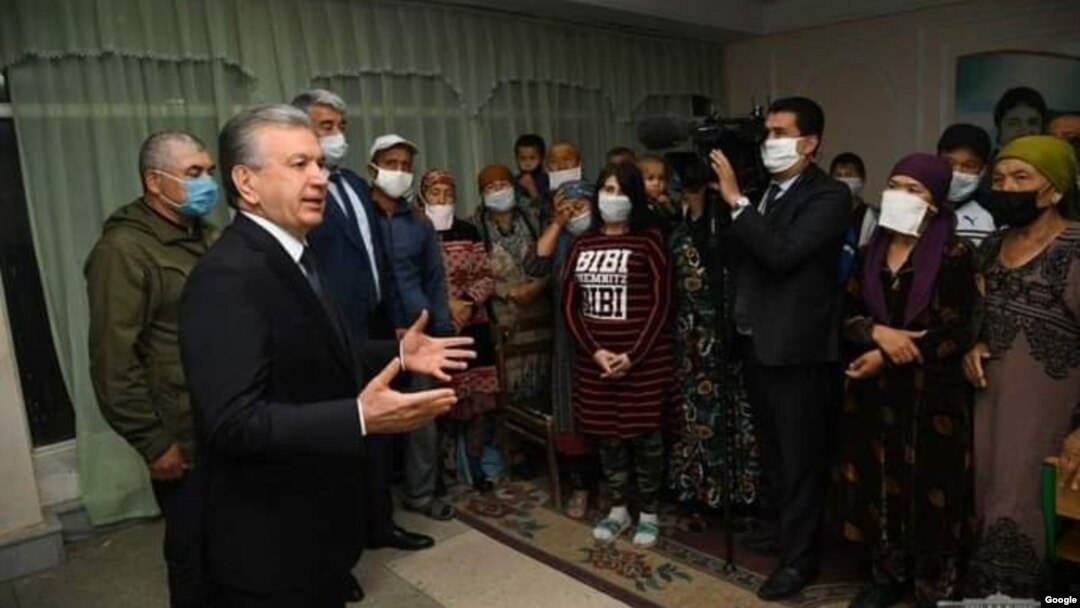 Президент Сирдарёда уйсиз қолганлар билан суҳбатлашмоқда.
