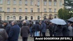 Людзі пратэстуюць каля прэзыдэнцкай адміністрацыі ў Сухумі, 10 студзеня 2020