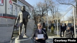 Төлөмүш Океевдин эстелигинин ачылышына мамлекеттик катчы Арслан Койчиев катышты.