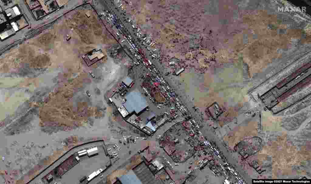 Crowds and traffic gather at the northern gate of the international airport in Kabul.&nbsp;