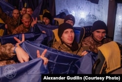 Александр Гудилин среди других украинских военнопленных во время обмена