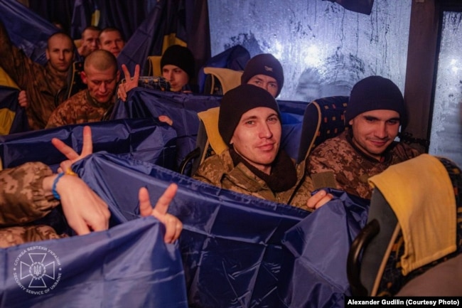 Олександр Гудилін серед інших українських військовополонених під час обміну