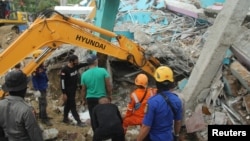 Рятувальники на місці пошкодженої землетрусом лікарні в провінції Західне Сулавесі, Індонезія, 15 січня 2021 року