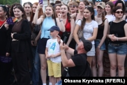 Глядачі реагують на виступ української колони під час карнавальної ходи. Берлін, Німеччина, 24 травня 2026 року