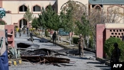یک بمبگذار انتحاری روز دوشنبه خودرویی بمبگذاری‌شده را به دروازهٔ اصلی یک مدرسه نظامی در منطقهٔ وزیرستان جنوبی، در نزدیکی مرز افغانستان، کوبید و سه نفر را کشت