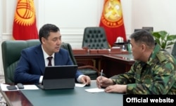 Президент Кыргызстана Садыр Жапаров (слева) и глава ГКНБ Камчыбек Ташиев