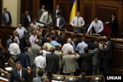 Народні депутати під час бійки у залі засідань парламенту, 3 липня 2012 року