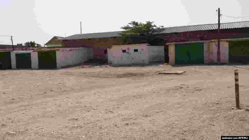 Awtoulaglar üçin niýetlenen garažlar we hajathanalar.&nbsp;​Ýaşaýjylar kanalizasiýa ulgamyny çekip, täze transformatory goýup bermegi haýyş edip, ençeme gezek häkimliklere ýüz tutandyklaryny aýdýarlar. Emma olaryň bu haýyşyna henize çenli jogap berilmändir.