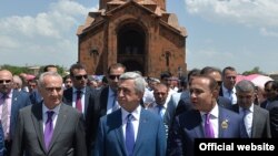 Армения - Президент Армении Серж Саргсян (в центре), спикер парламента Армении Галуст Саакян (слева) и премьер-министр Армении Овик Абрамян на церемонии освящения церкви Сурб Ованнес в Арташате, 31 мая 2015 г.