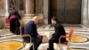 Presidenti i Shteteve të Bashkuara, Donald Trump, dhe homologu i tij ukrainas, Volodymyr Zelensky, takohen në margjinat e funeralit shtetëror të Papa Françeskut në Vatikan, 26 prill.