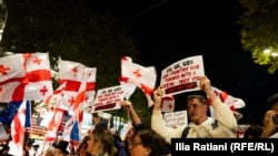Hiljade ljudi na protestima u Gruziji godinu dana nakon spornih izbora Hiljade ljudi na protestima u Gruziji godinu dana nakon spornih izbora