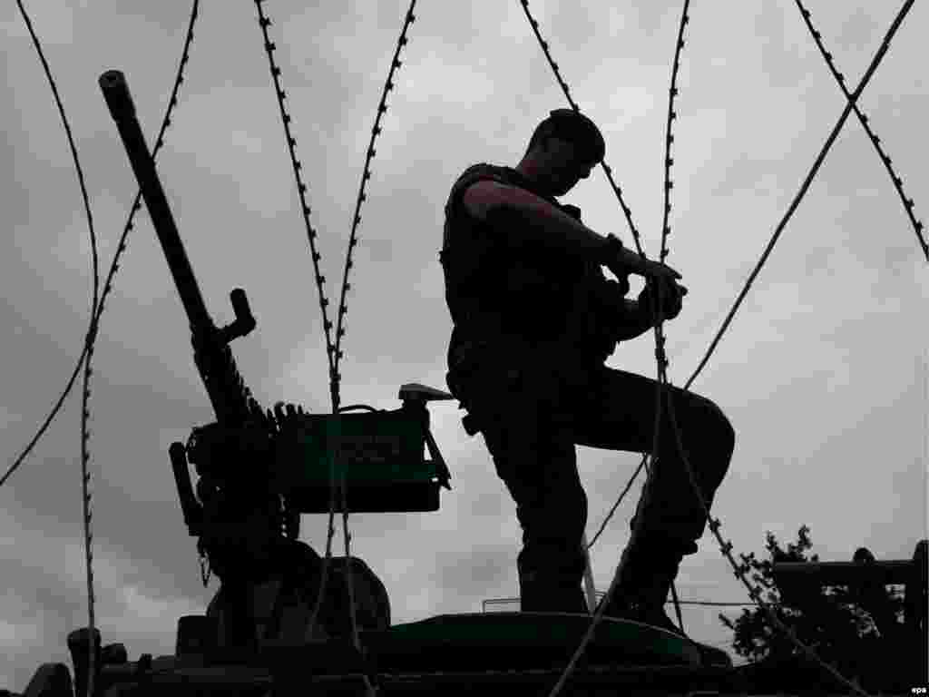 Kosovo - NATO u Mitrovici - Belgijski vojnici patroliraju ulicama Mitrovice. Nekoliko stotina gradjana srpske nacionalnosti su protestirali zato što su Albanci počeli da obnavljaju svoje uništene kuće.