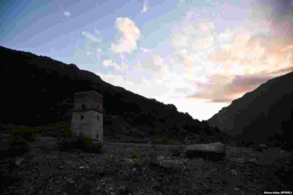 Günəşin qürub çağı Sumuq qalası.