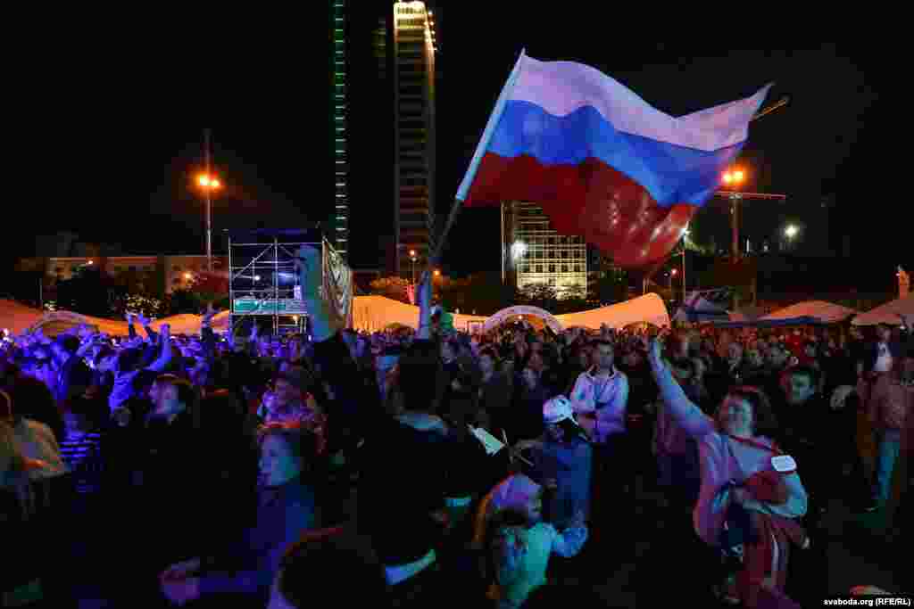 Расейскія заўзятары ў Менску падчас Чэмпіянату сьвету па хакеі. 11 траўня 2014 г. 