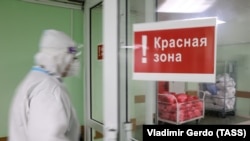 Медик в защитном костюме в московской больнице