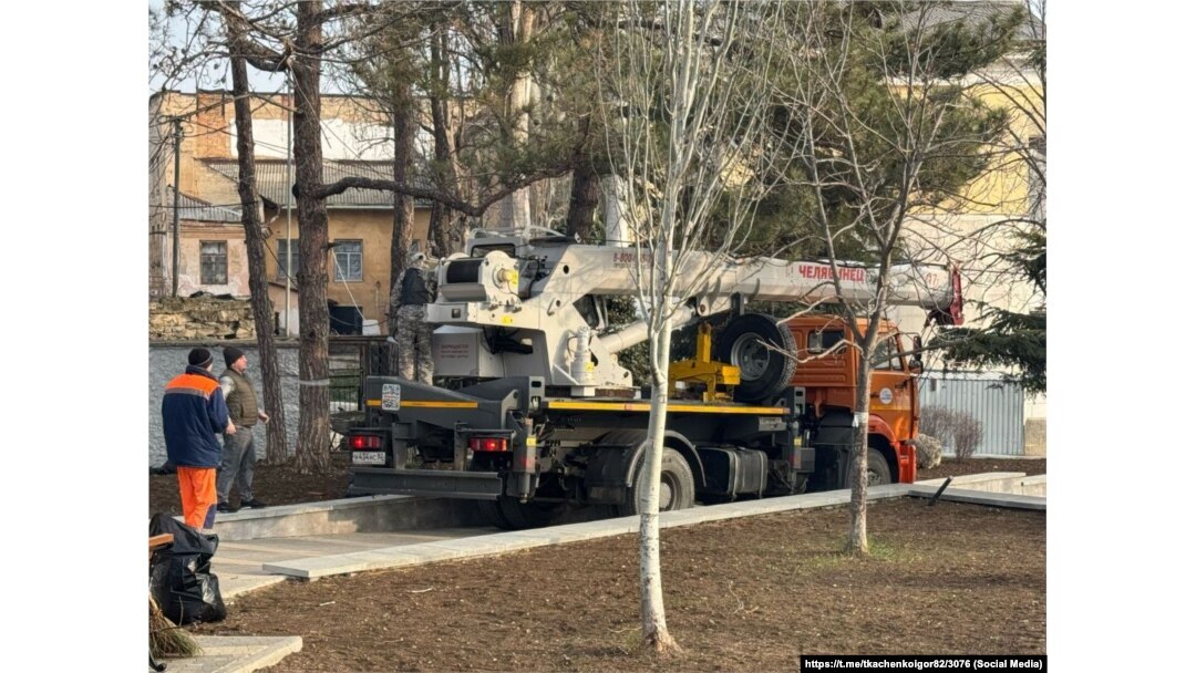 Автокран на місці аварії машини «швидкої допомоги» на міському фонтані у Феодосії, 9 березня 2025 року