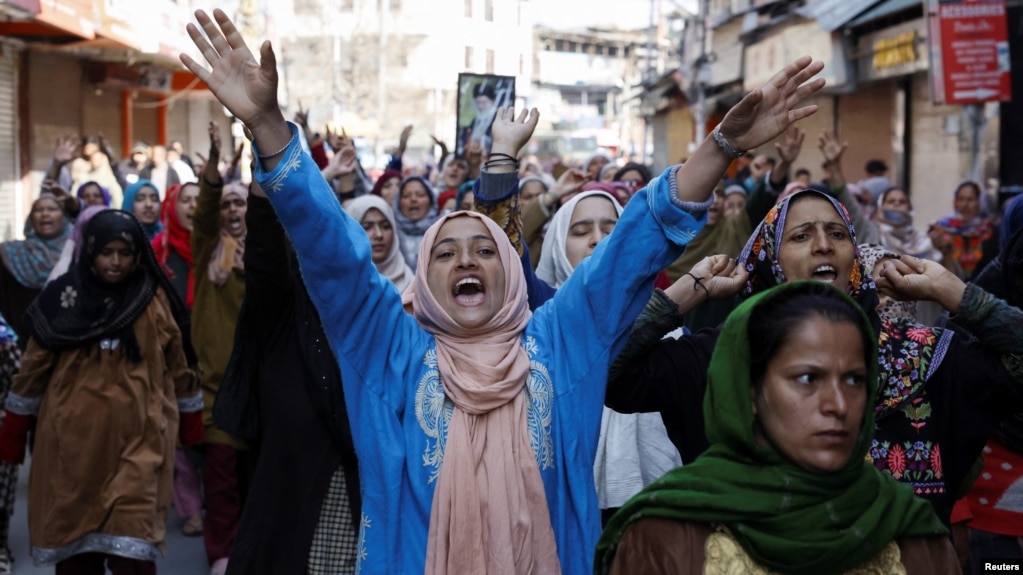 راهپیمایی زنان مسلمان شیعه در سرینگر، کشمیر هند، در مخالفت با جنگ آمریکا و اسرائیل علیه ایران، یک روز پس از آغاز جنگ، دهم اسفند ۱۴۰۴