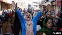 راهپیمایی زنان مسلمان شیعه در سرینگر، کشمیر هند، در مخالفت با جنگ آمریکا و اسرائیل علیه ایران، یک روز پس از آغاز جنگ، دهم اسفند ۱۴۰۴