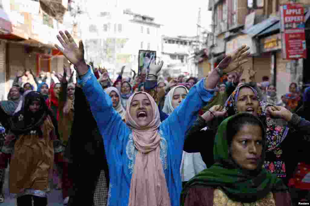 راهپیمایی زنان شیعه در سرینگر کشمیر با شعارهای ضدآمریکایی و ضداسرائیلی.