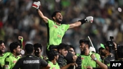 سکندر رضا په اخري بالونو ښه بيټينګ وکړ. د لوبډلې ملګرو یې هغه په اوږو اخیستی. 