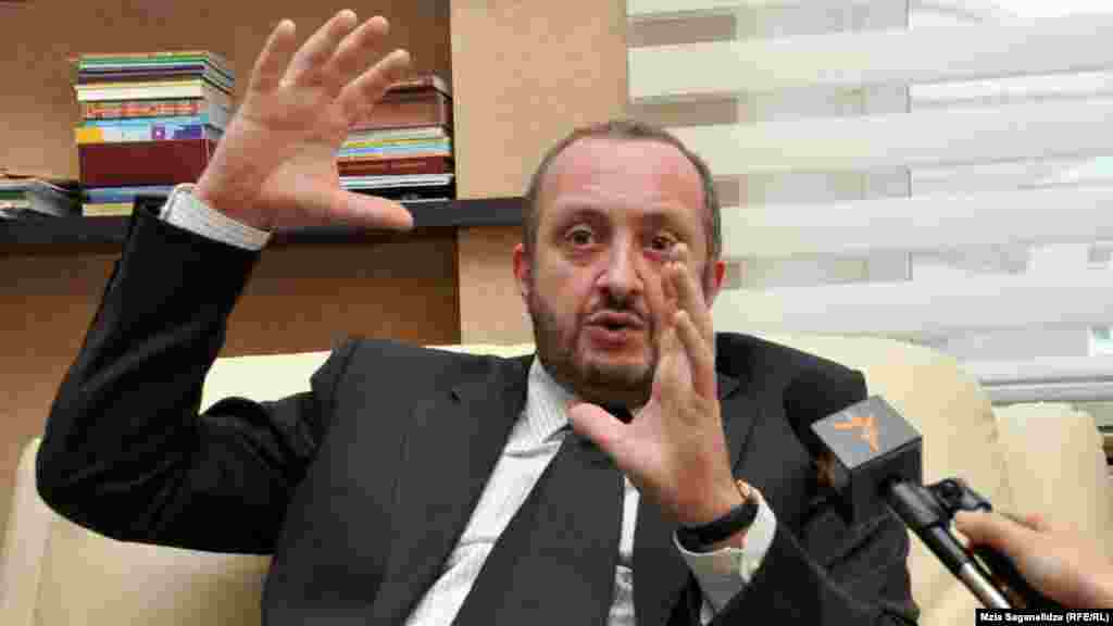 Foto: Giorgi Margvelashvili Təhsil naziri olarkən, 26 dekabr 2012 -&nbsp;2003-cü ilin parlament seçkisi ərəfəsində keçmiş Baş nazir Zurab Zhvania-nın rəhbərlik etdiyi müxalifət koalisiyasına qoşulub. Prezident Saakashvilinin hakimiyyəti illərində onun sərt tənqidçilərindən olub. 2012-ci ildə parlament seçkisi zamanı milyarder Bidzina İvanishvilinin rəhbərlik etdiyi Gürcü Arzusu müxalifət koalisiyasına qoşulub. Gürcü Arzusu hakimiyyətə gələndə Təhsil naziri təyin edilib.&nbsp; 