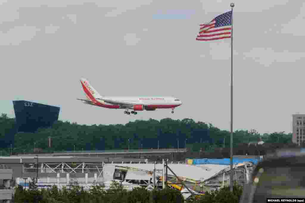 Zborul Vision Airlines N766VA ajunge pe Aeroportul Internațional Dulles, Washington, D.C., pe 9 iulie 2010. Transporta cei patru cetățeni ruși care au executat în Rusia pedepse cu închisoarea pentru că lucrau ca agenți de informații ai SUA.