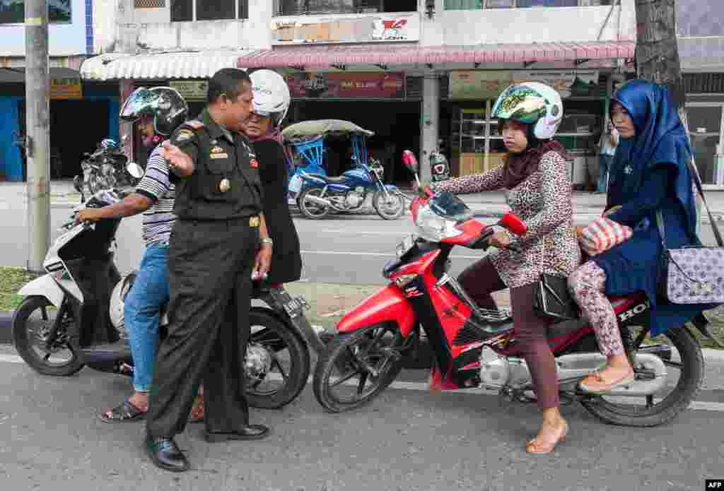 دو خانم موتور سوار توسط پلیس شریعت مواخذه می&zwnj;شوند.