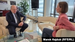 Комісар ЄС з питань оборони та космосу Андрюс Кубілюс у своєму кабінеті під час інтерв’ю з журналісткою Радіо Свобода Оленою Абрамович, Брюссель, 3 березня 2026 року