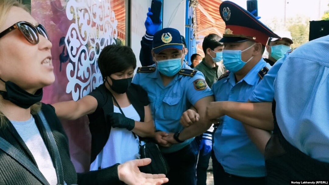 Полиция и протестующие в центре Алматы, 6 июня 2020