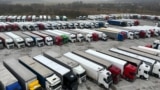 Літоўскія грузавікі на стаянцы ў беларускім пункце пропуску Беняконі падчас крызісу з закрыцьцём мяжы паміж Беларусьсю і Літвой