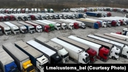 Літоўскія грузавікі на стаянцы ў пункце пропуску Беняконі на беларуска-літоўскай мяжы, 13 лістапада 2025