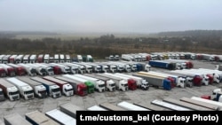 Літоўскія фуры на паркоўцы ў Беларусі