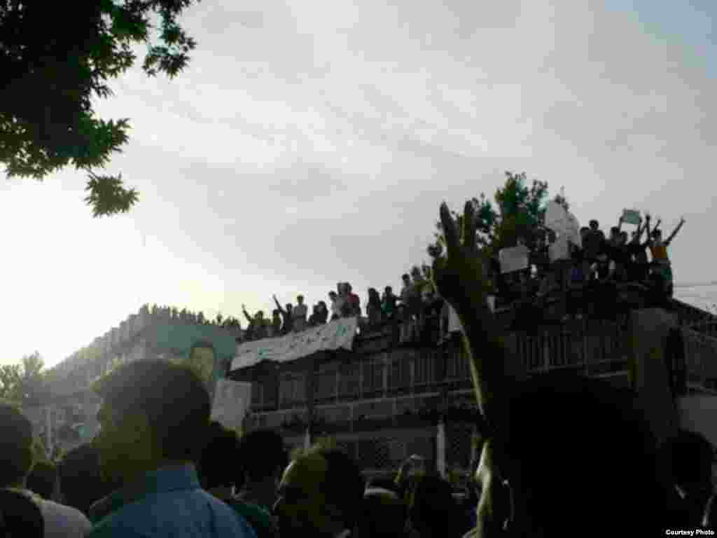 Susţinători ai lui Mir Hossein Musavi demonstrează la Teheran